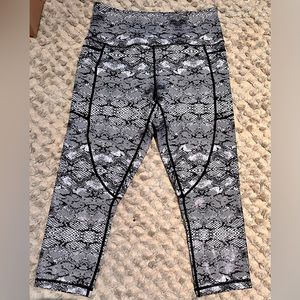 Zyia Snakeskin Crop Size 4